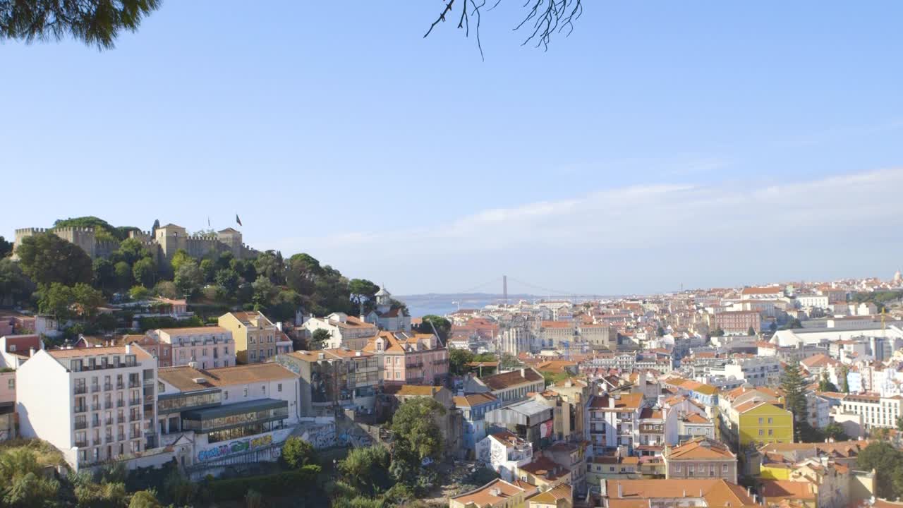 Vista da La Senora del Monte a Lisbona, Portogallo, splendidi tetti e il Ponte Vasco da Gama in lontananza