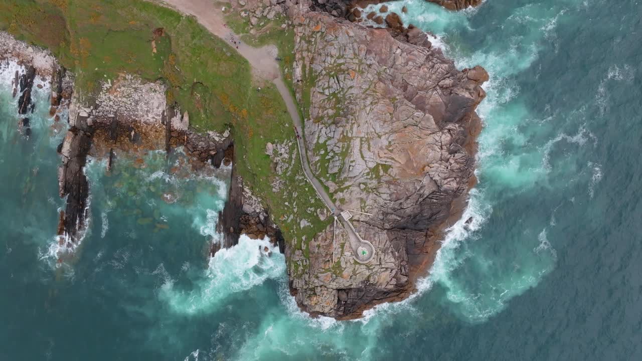fotografía cenital del magnífico faro de punta lameda en el mirador de monteferro, vigo, galicia, españa