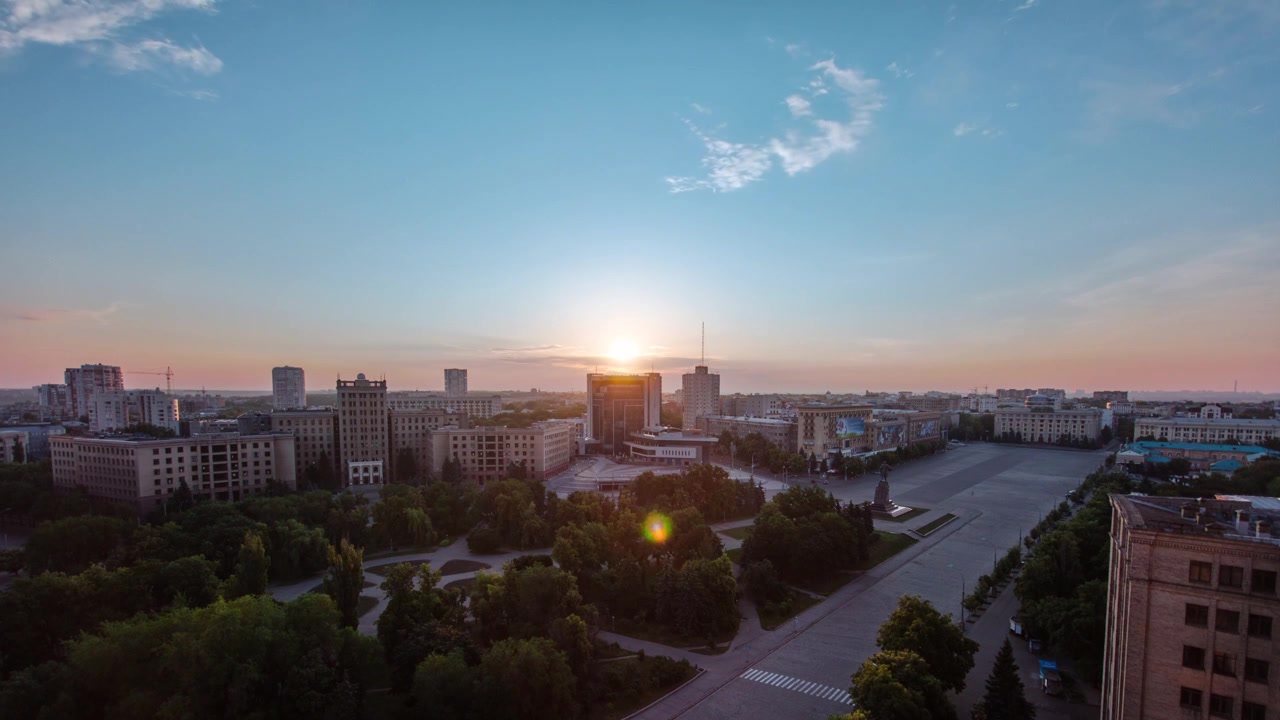 Cidade de Kharkiv vista de cima ao nascer do sol em timelapse. Vista aérea do centro da cidade e da Praça da Liberdade. Ucrânia