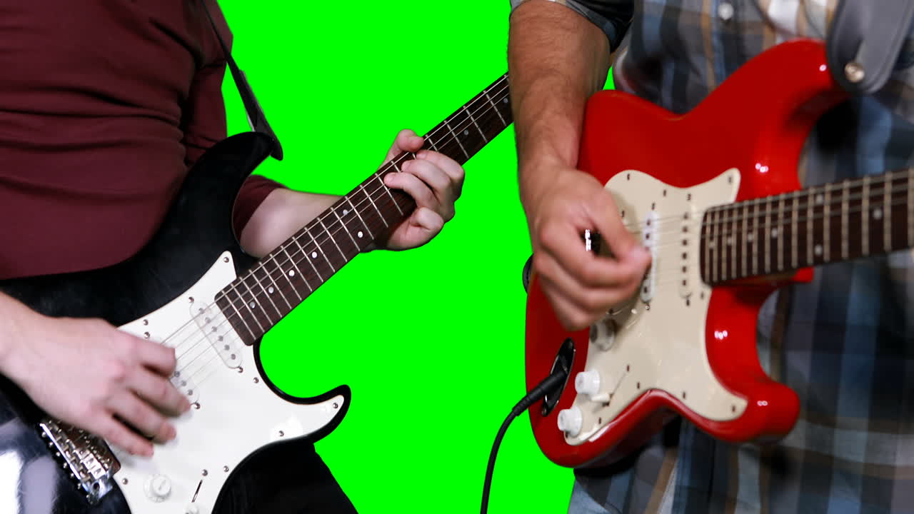 sección media de músicos masculinos tocando la guitarra