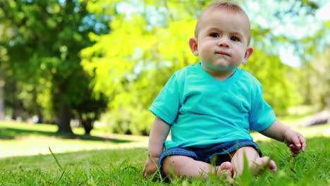 Pequeño-Bebé-Sentado-En-La-Hierba