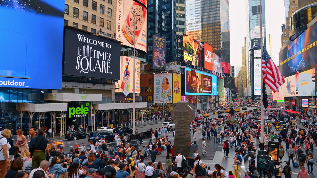 New York, USA, 1 agosto 2025: Folla e cartelloni pubblicitari a Times Square. Times Square piena di gente e cartelloni pubblicitari illuminati nel cuore di Manhattan