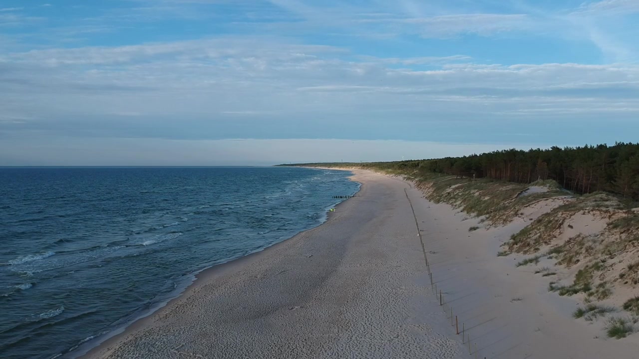 Widok z lotu ptaka na Morze Bałtyckie i linię brzegową