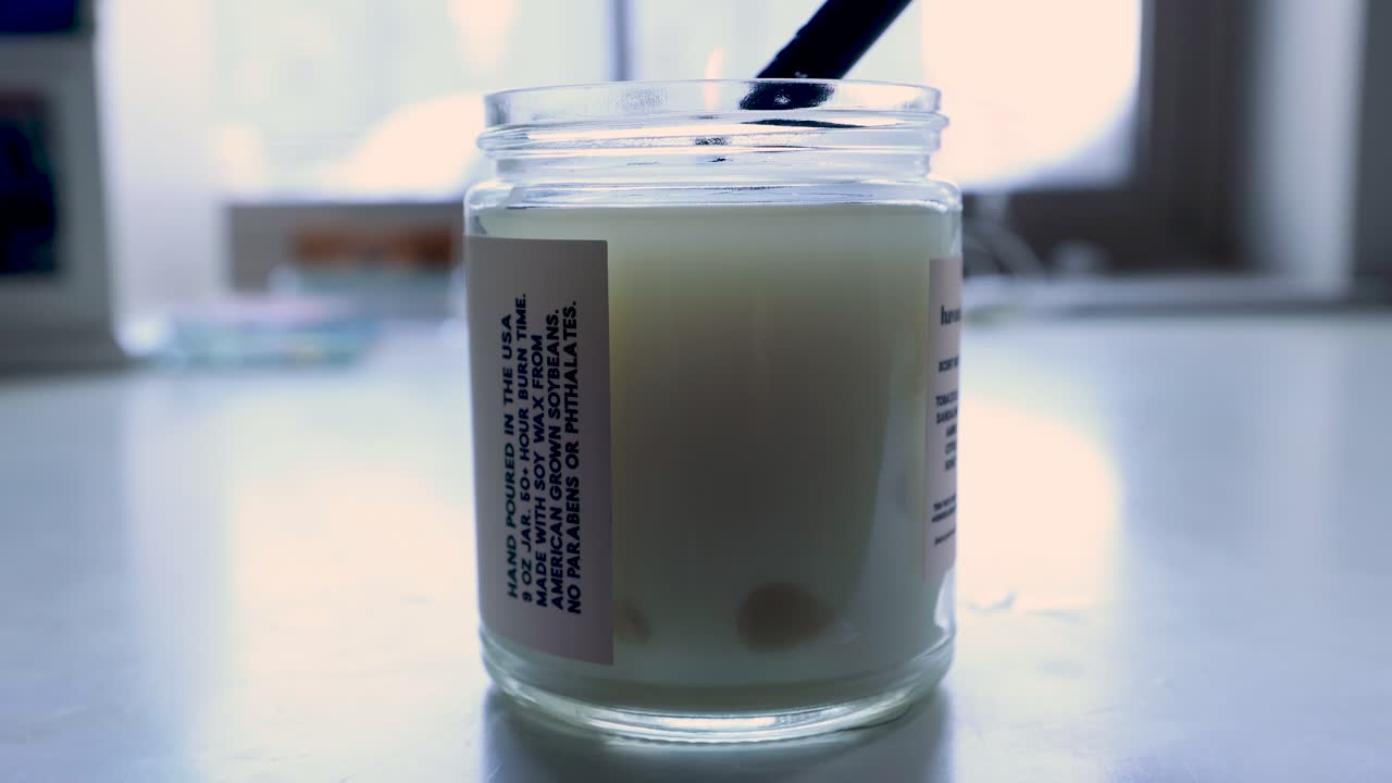 vela encendida en medio del día 4k