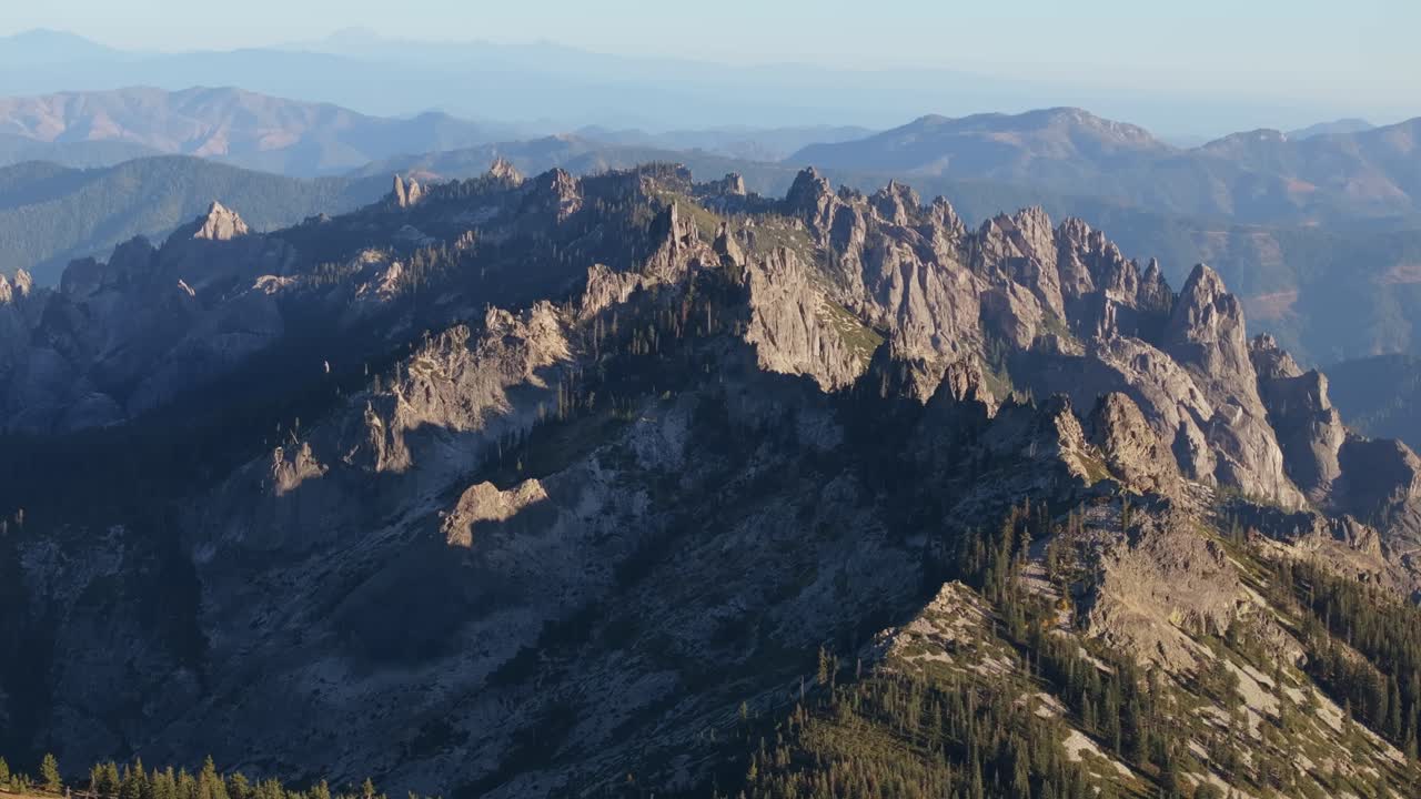 Pemandangan Castle Crags dramatis saat matahari terbit, ketenangan alam terbuka California