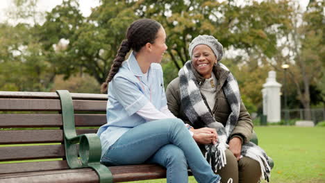 Krankenschwester,-Ruhestand-Und-Park-Mit-Alter-Frau