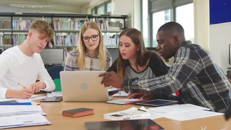 Gruppe-Von-College-Studenten,-Die-Mit-Laptop-In-Der-Bibliothek-Arbeiten