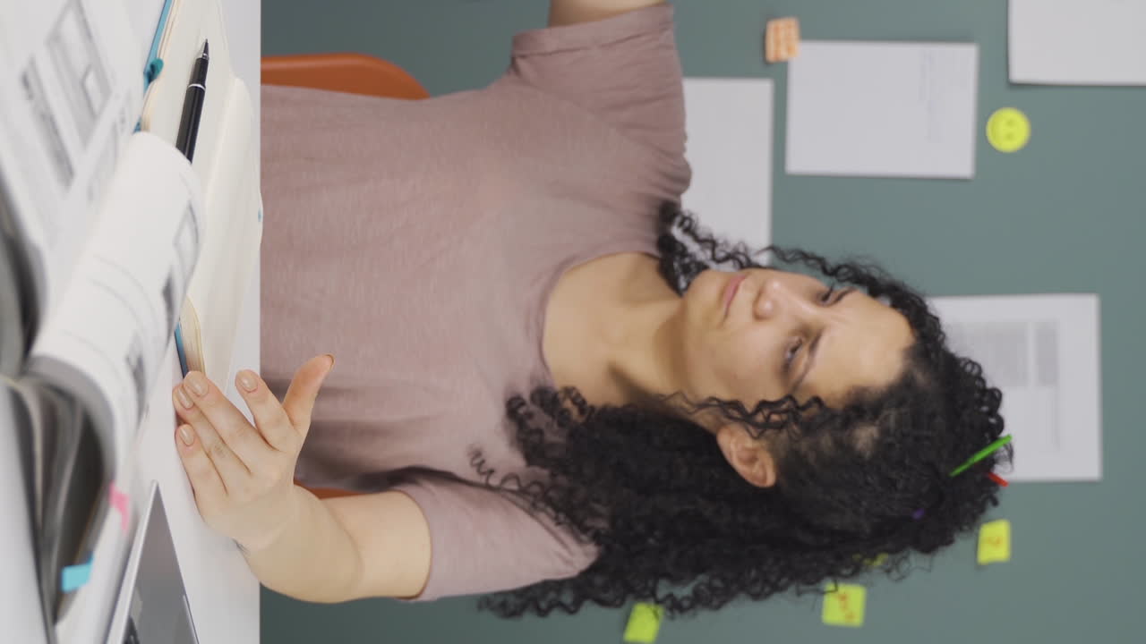 vídeo vertical de una estudiante exitosa e inteligente que ahorra.