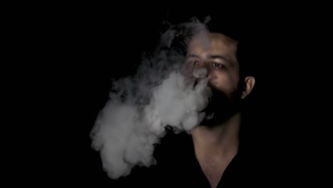 hombre con abrigo negro fumando vape o cigarrillo electrónico, cámara lenta