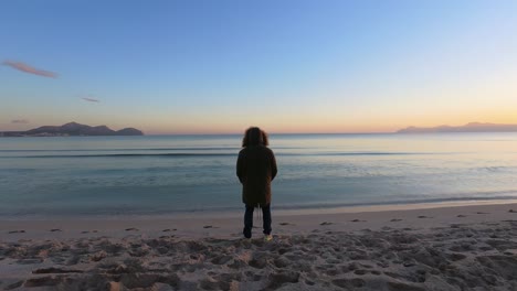 Timelapse-Hombre-Mirando-Al-Mar