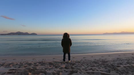 timelapse hombre mirando al mar