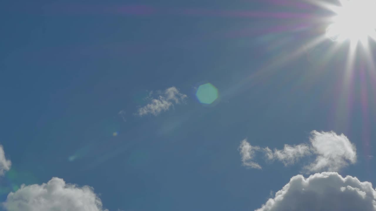 구름 은 파란 하늘에서 아름다운 비누 거품