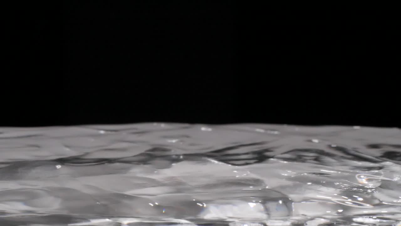 웅이에 아지는 물방울의 추상적인