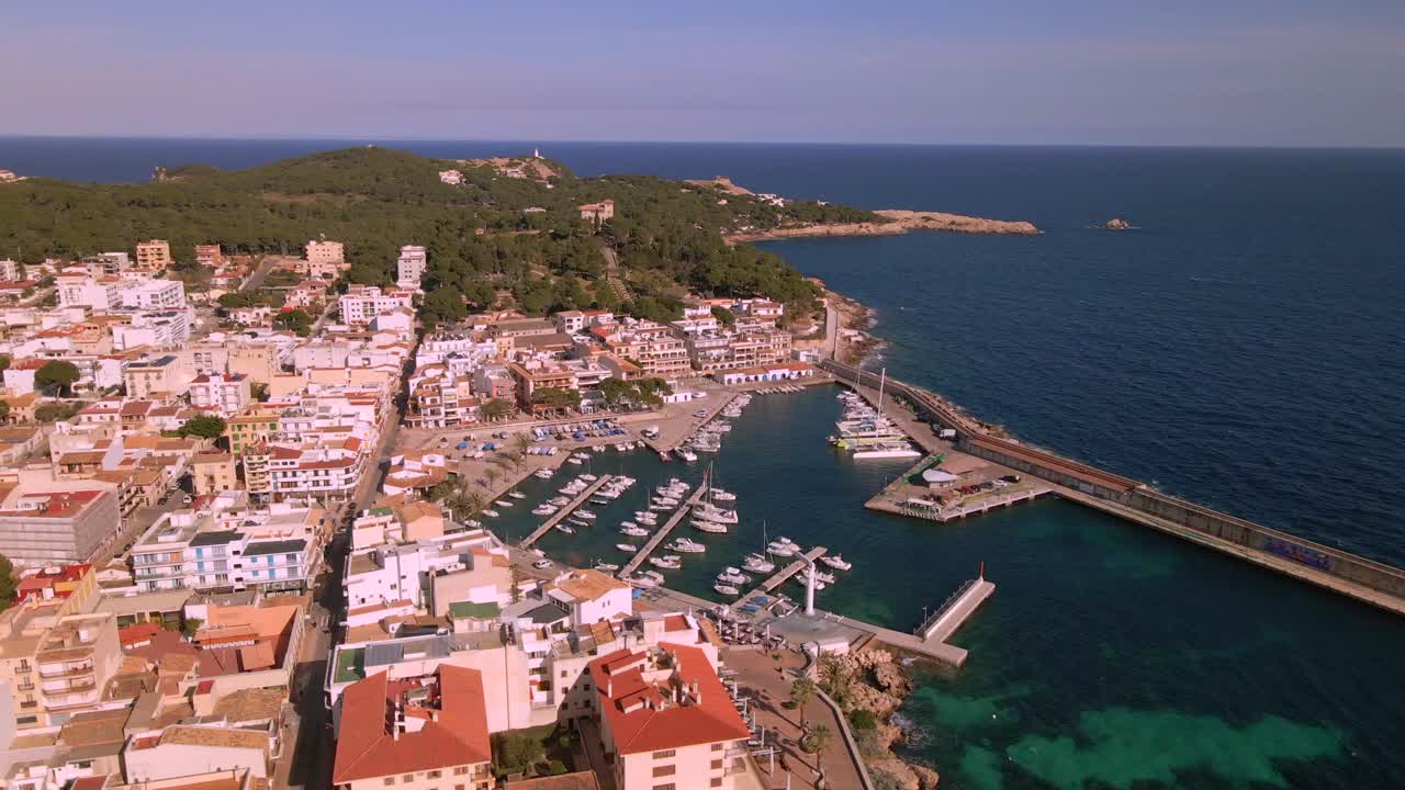 Ammira le viste mozzafiato del porto e della costa di Cala Rajada a Maiorca