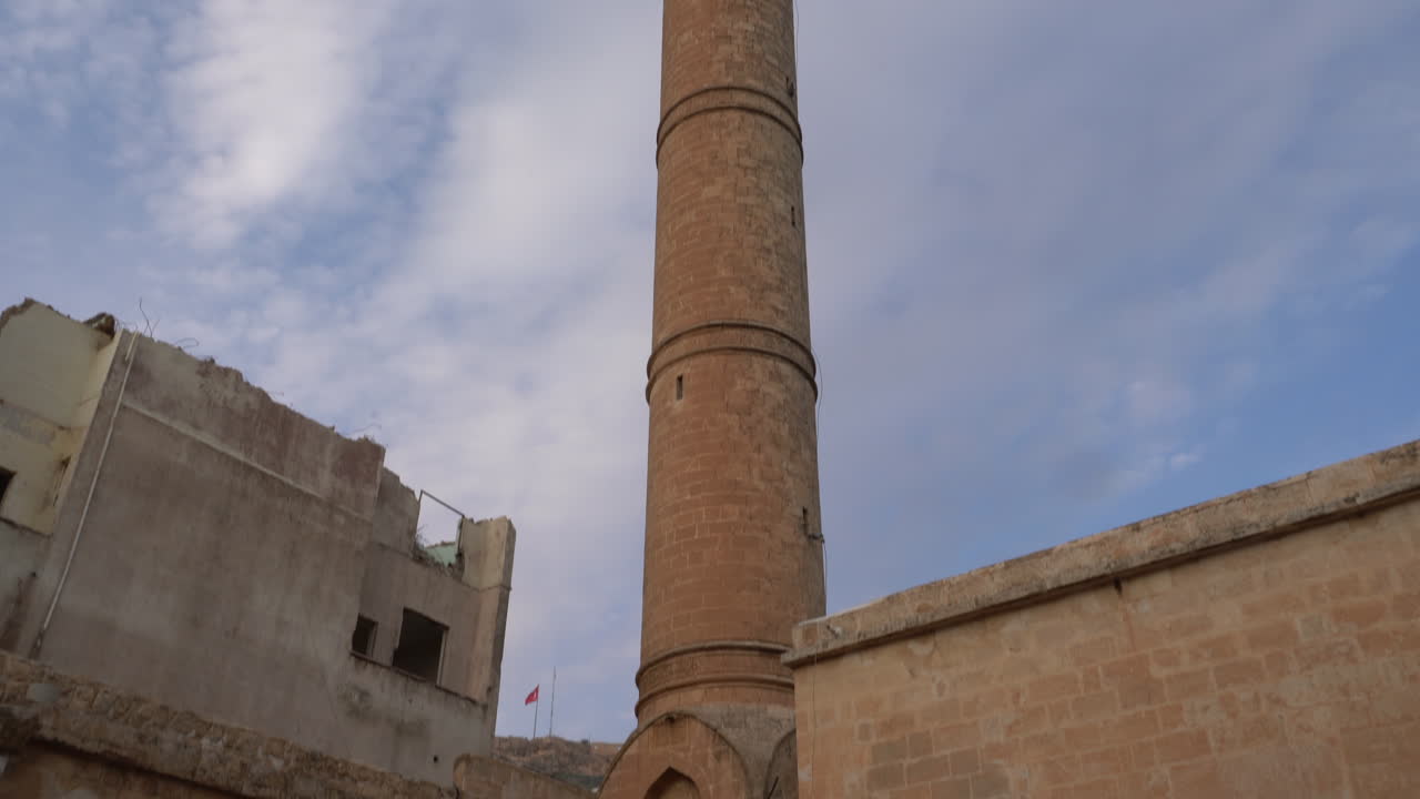 hermoso minarete de piedra amarilla de la mezquita abdullatif desde el punto de punta hasta abajo en el casco antiguo de mardin