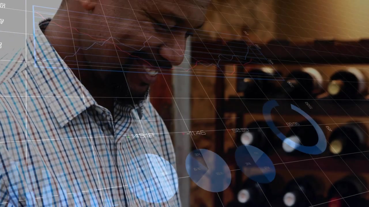 Homem de meia-idade usando um tablet com tecnologia que sobrepõe gráficos animados para revisar o estoque de vinhos.