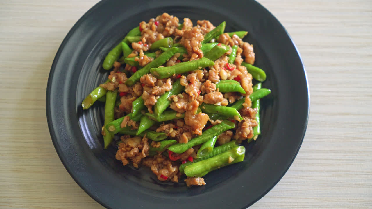 judías verdes salteadas o judías verdes con carne de cerdo picada - estilo de comida asiática