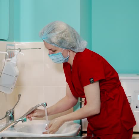 surgeon washing hands to operation