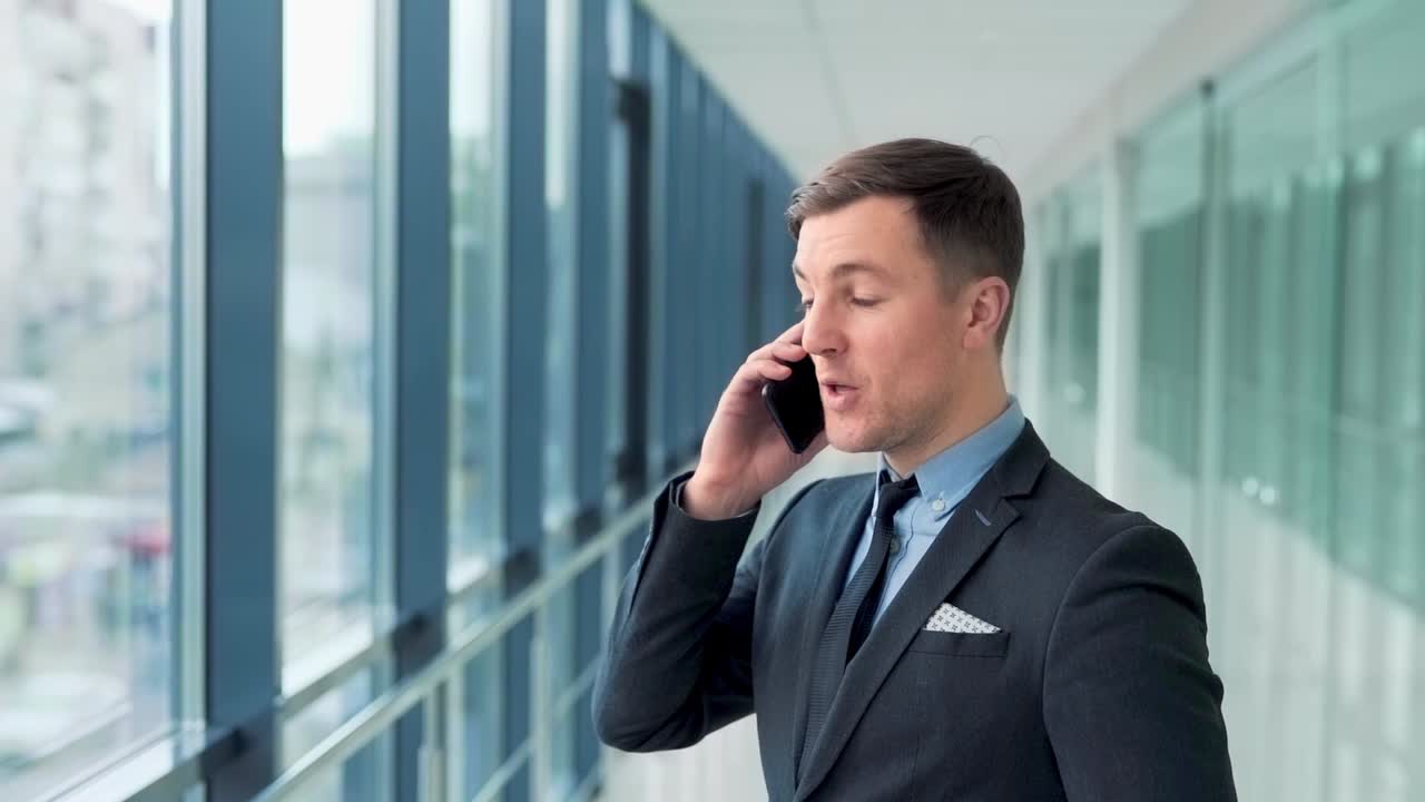 bonito hombre de negocios divirtiéndose hablando por teléfono
