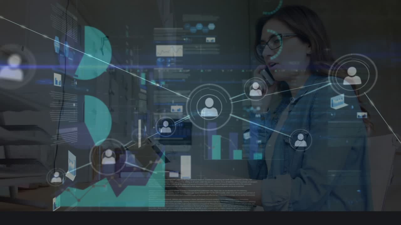 Animazione dell'elaborazione dati su una donna d'affari caucasica che parla al telefono