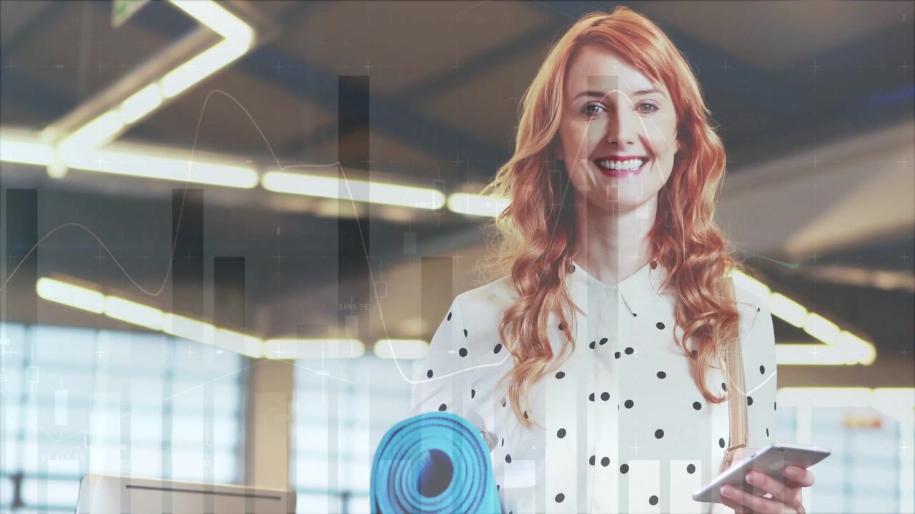 Donna cammina in ufficio mentre la telecamera si muove verso l'alto, controllando il telefono e dirigendosi verso delle sbarre per allenamento con un overlay.