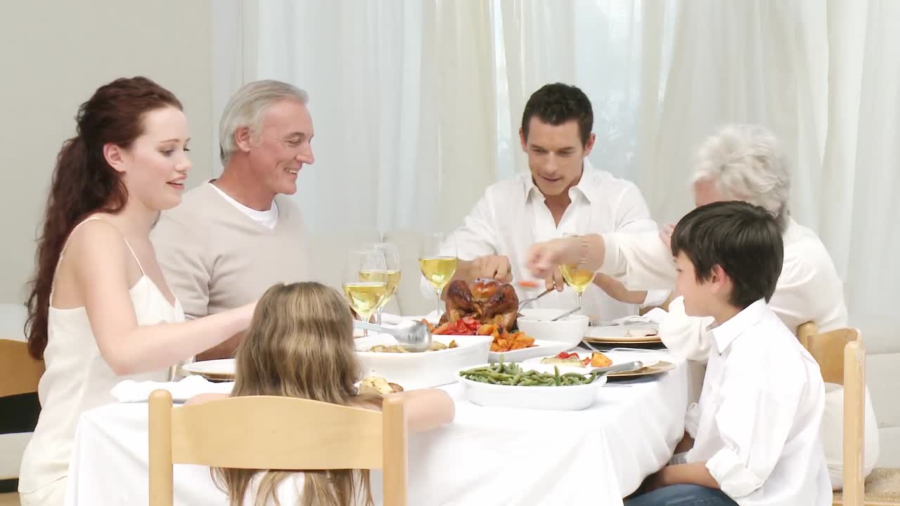 크리스마스 저녁 식사 에서 식사 하는 가족