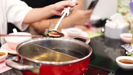 cocinar y servir sopa caliente en una mesa