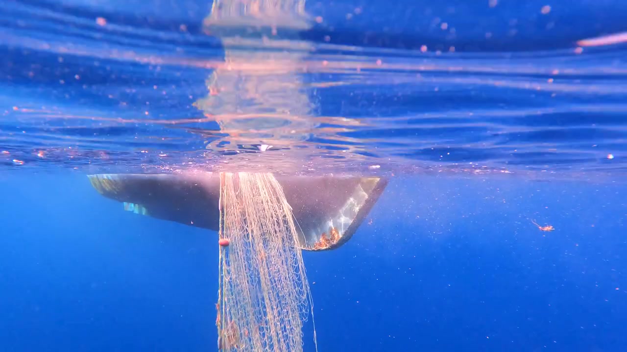 Fiskenet hængende fra en båd i havet