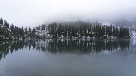 Nebliger-Zeitraffer-An-Einem-Mystischen-See-In-Den-Schweizer-Alpen