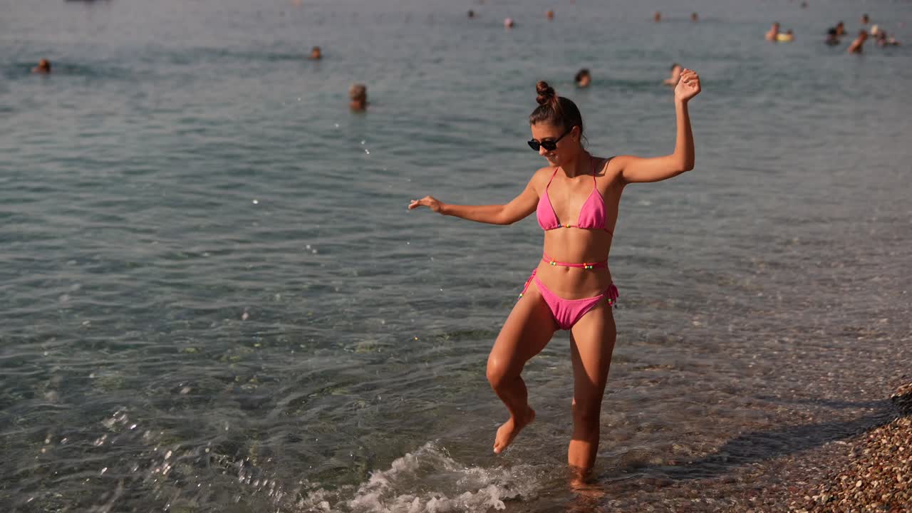 Donna che si gode una giornata di spiaggia soleggiata
