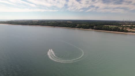 lancha rápida dejando retroceso en el estrecho de solent cerca de calshot en el reino unido