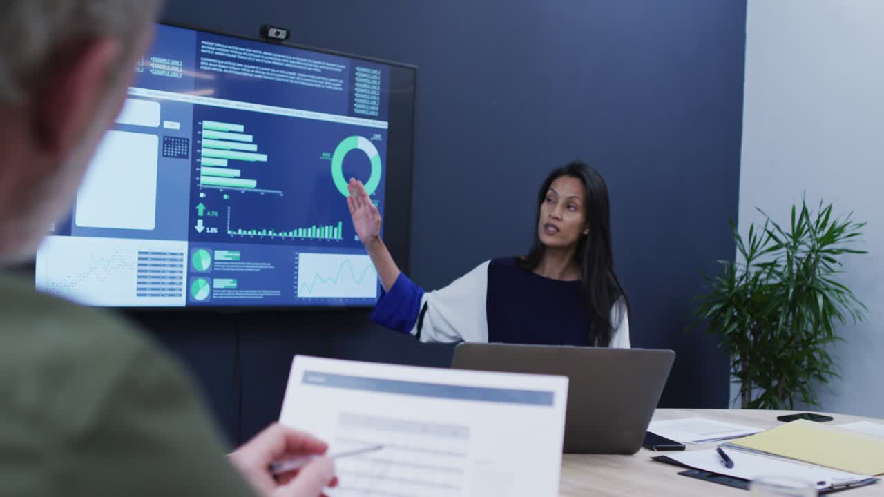 diversos colegas de negocios sentados escuchando la presentación en la reunión de la oficina