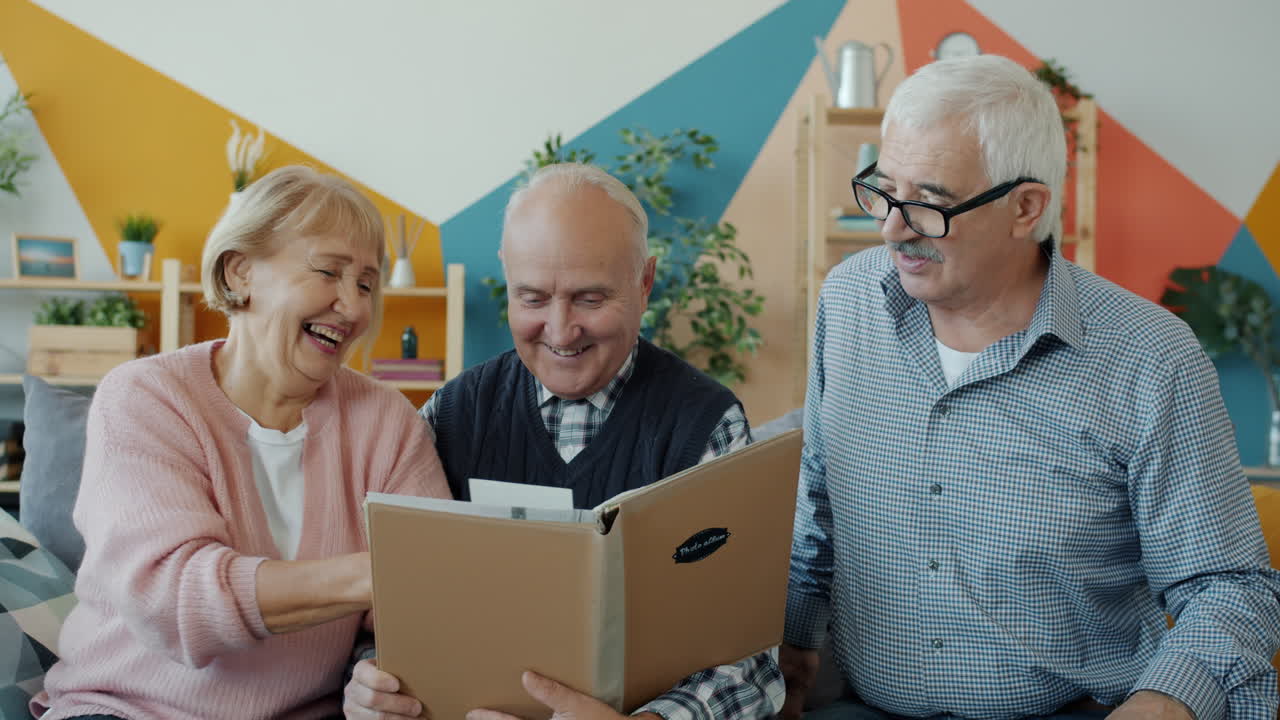Nonni che sfogliano un album di foto