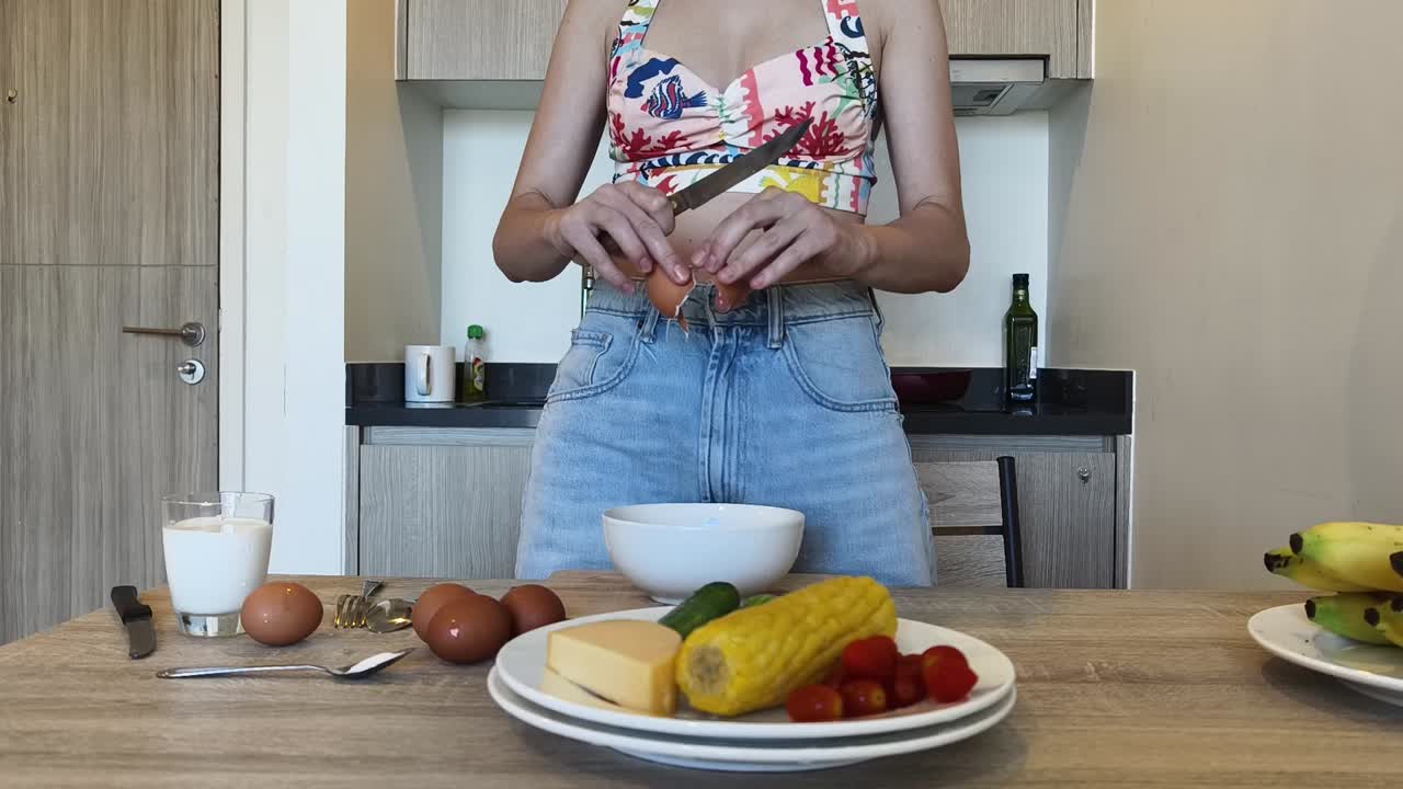 Žena připravuje jídlo v kuchyni