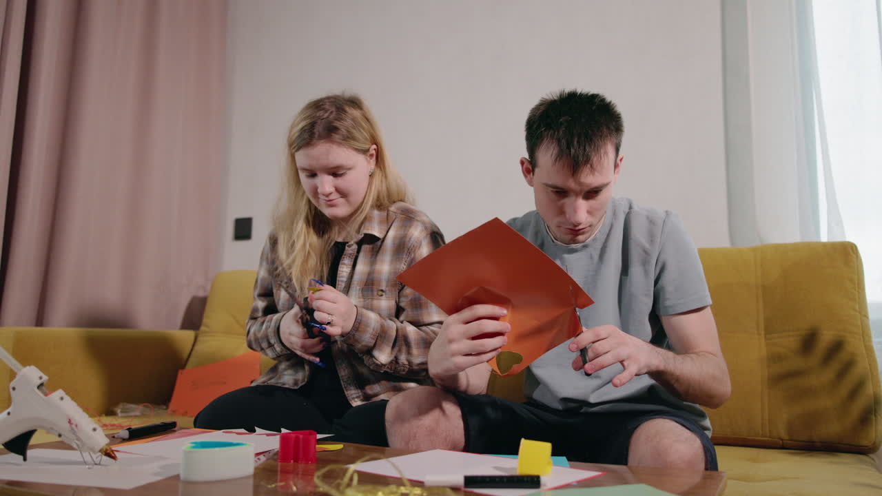 pareja haciendo artesanía juntos