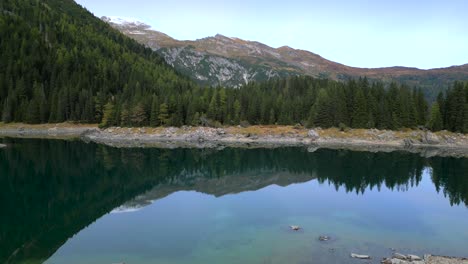 Start-Einer-Drohne,-Die-Den-Obernberger-See-In-Österreich-Tirol-Mit-Sehr-Klarem-Blauen-Wasser-Und-Spiegelungen-Der-Berge-Zeigt