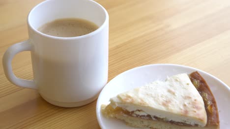 café y postre en una mesa de madera