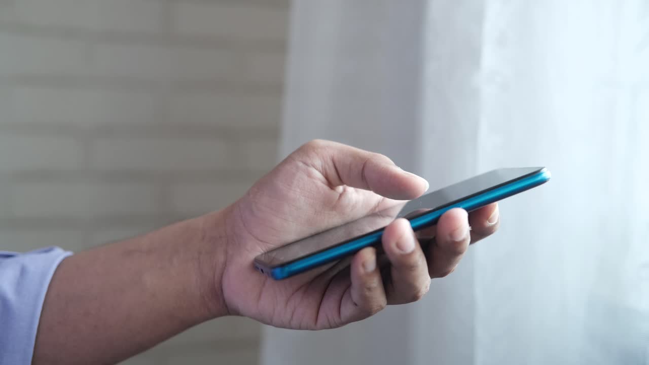 persona que utiliza un teléfono inteligente