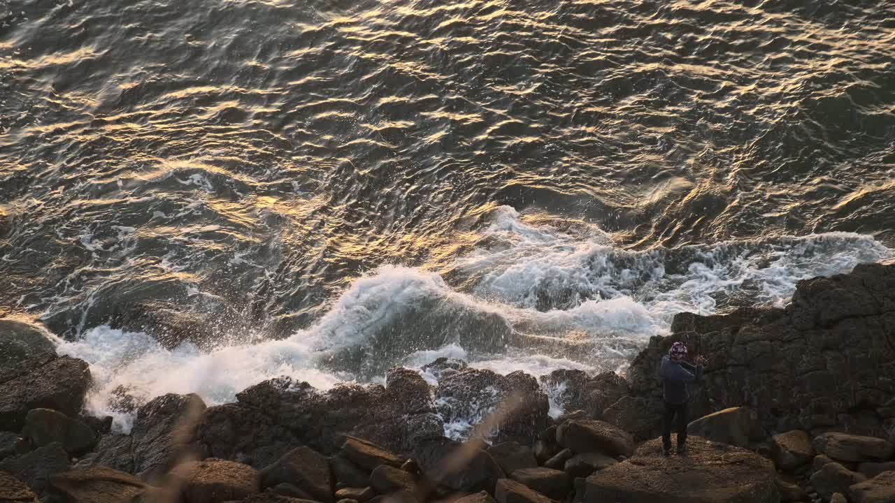 tiro fijo del pescador de pie pacientemente mientras