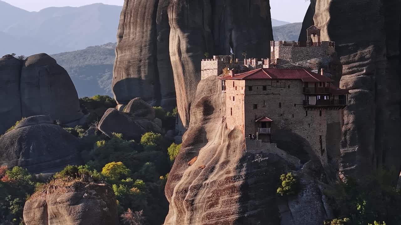 Mosteiros de Meteora empoleirados em formações rochosas na Grécia durante o dia.