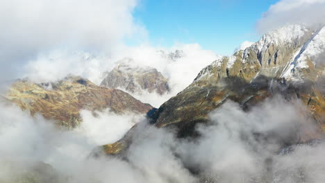 Filmische,-Breite-Rotierende-Drohnenaufnahmen-Vom-Berg-Gotthard-In-Den-Schweizer-Alpen-In-Der-Schweiz-Mit-Schnee-Auf-Den-Gipfeln