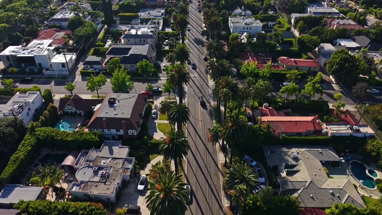 Droneoptagelse af gade og beboelseskvarter i Beverly Hills, Californien, USA, med huse og villaer.