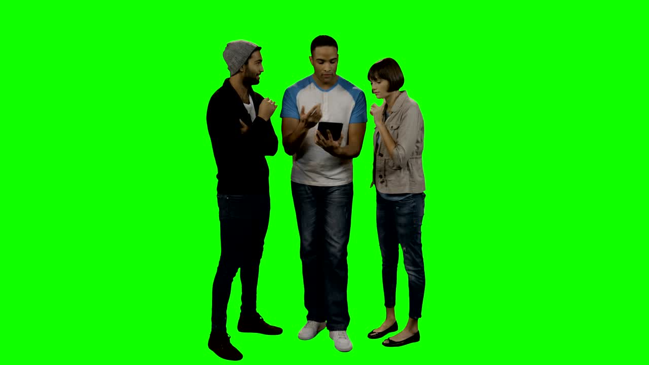 디지털 태블릿을 사용하는 친구들의 그룹