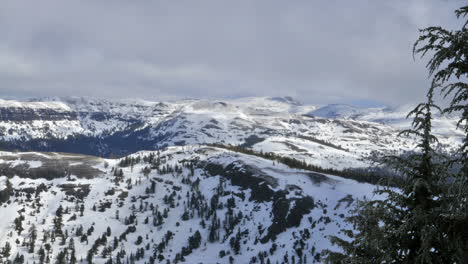 Timelapse-of-clouds-blowing-over-montaña-tops