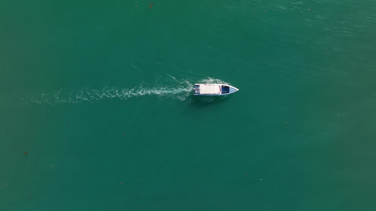 Tayland, Koh Chang'daki berrak denizde Koh Man Nai yakınlarında geminin yukarıdan görünümü