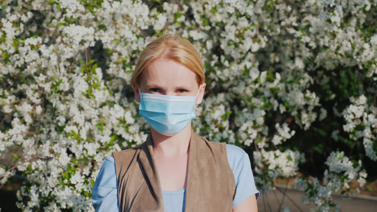 un hombre con una venda de gasa en un contexto de alergia a los árboles en flor durante la floración de primavera