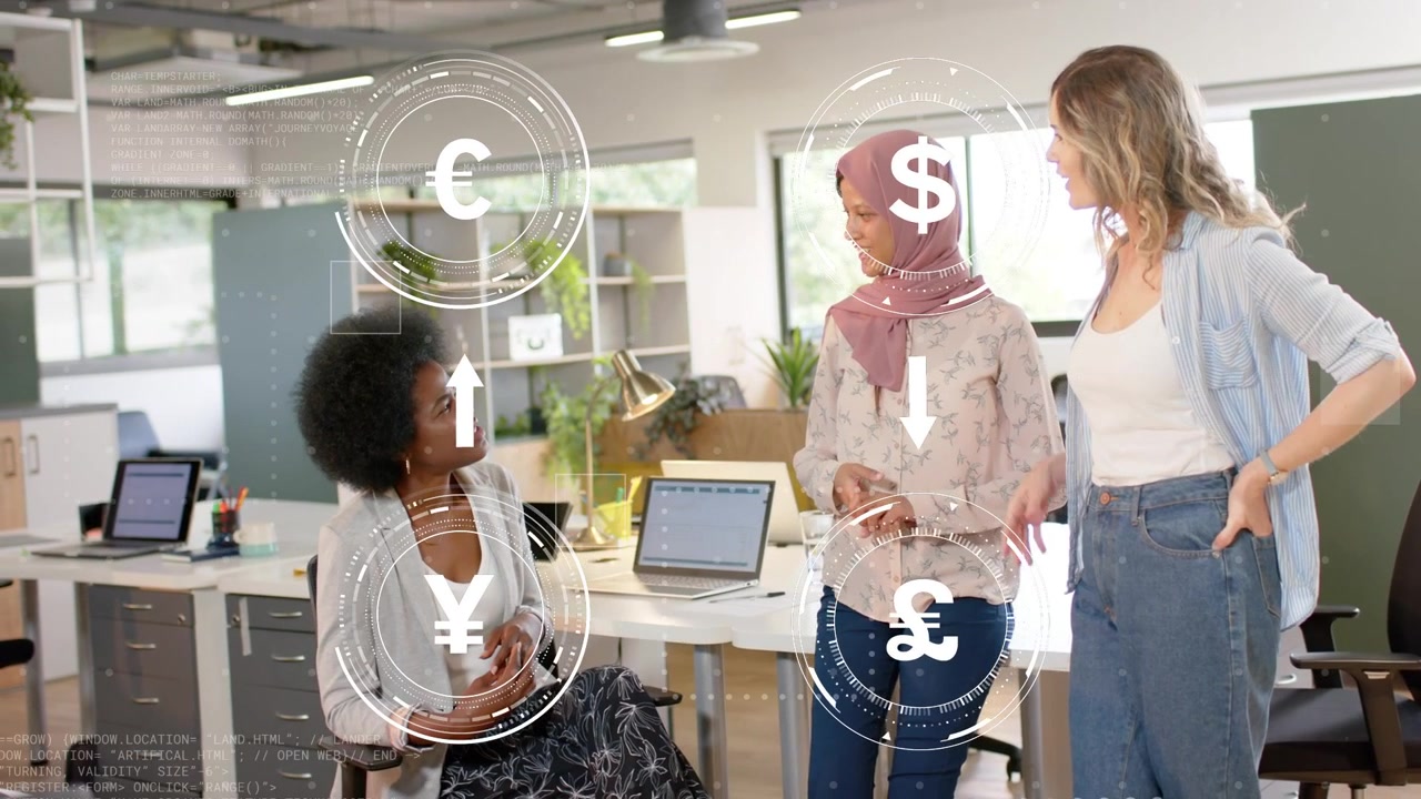 Femme assise parlant, provoquant des gestes de deux collègues, avec des superpositions de devises en réalité augmentée (RA) affichant les taux de change en finance.