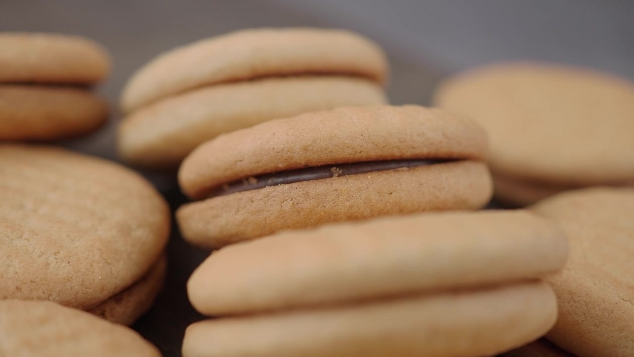 Primo piano di deliziosi biscotti sandwich ripieni di cioccolato