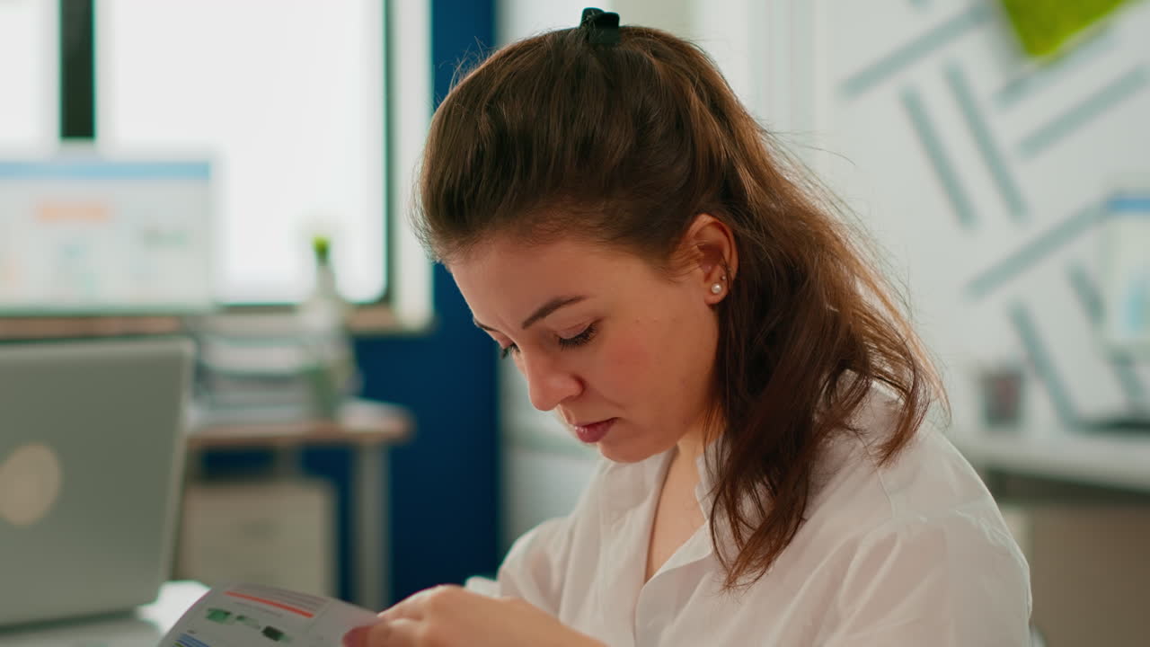 ritratto di una giovane donna d'affari che sorride alla telecamera seduta in una stanza di brainstorming