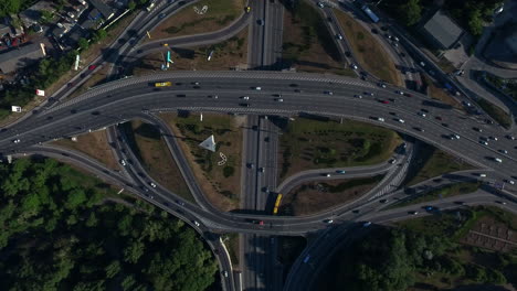 Tráfico-De-Coches-En-La-Intersección-De-Carreteras.-Vista-Superior-De-La-Conducción-De-Automóviles-En-El-Cruce-De-Autopistas